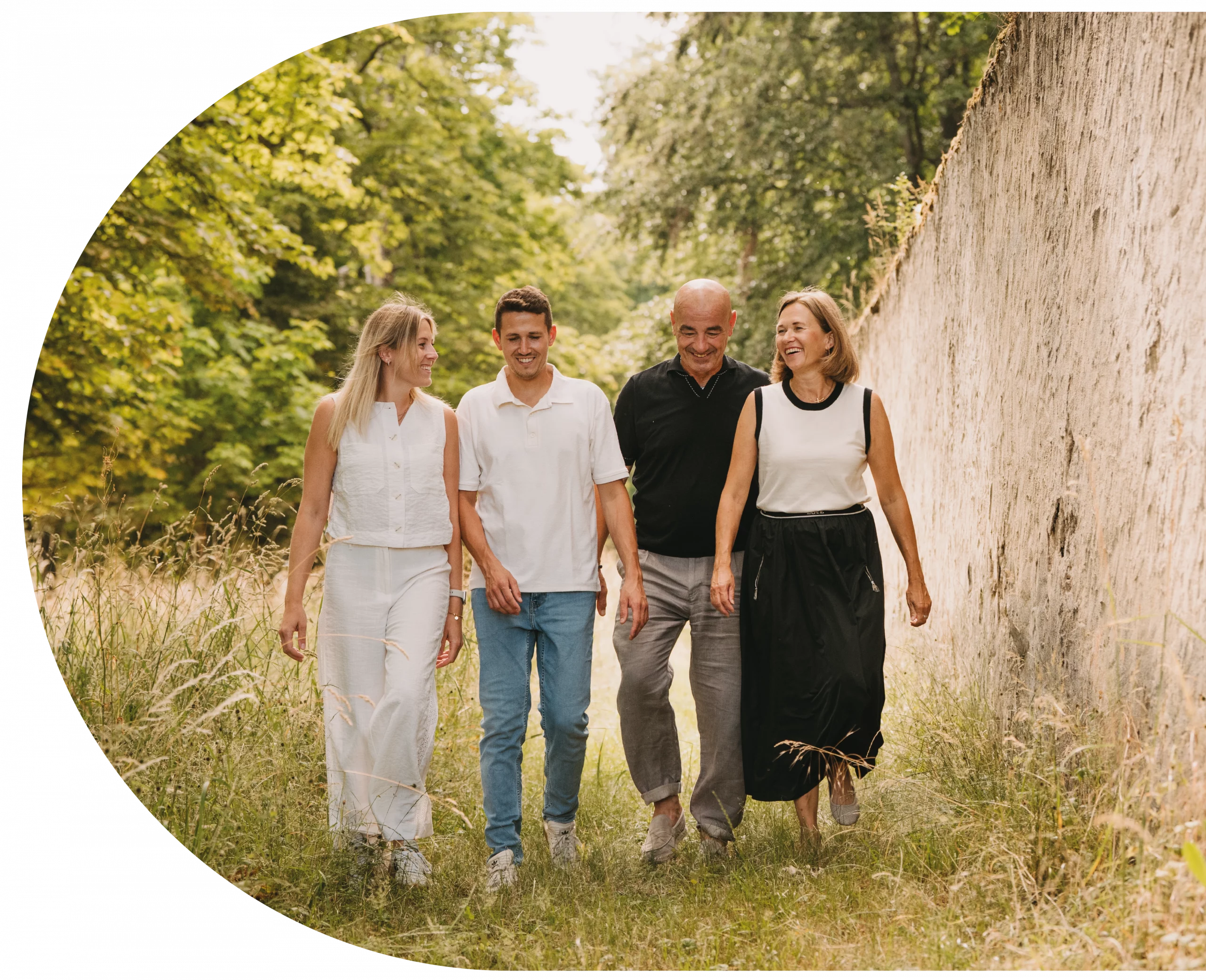Familie Burkard zusammen am spazieren gehen.