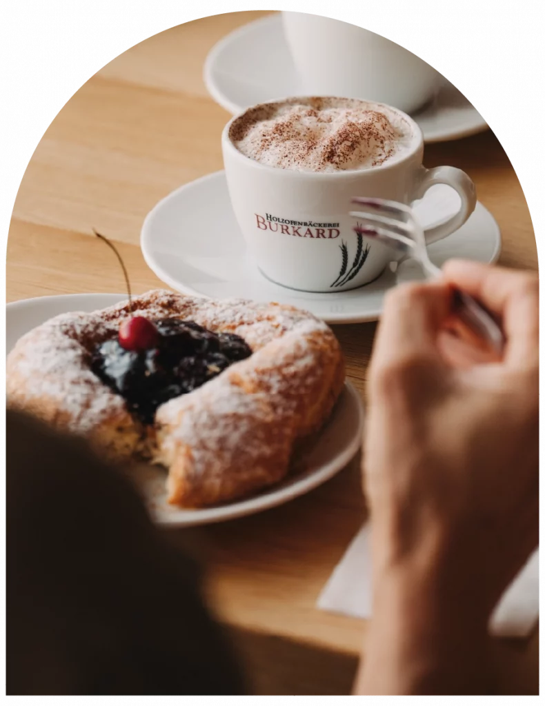 Cappuccino und Kuchenzeit bei der Bäckerei Burkard.